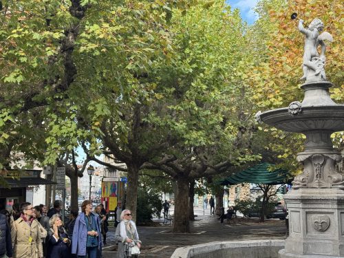 Partecipanti al tour Barriera Stories in piazza Garibaldi a Trieste